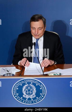 Rom, Italien. 22nd Dez 2021. Der italienische Premier Mario Draghi nimmt an der Abschlusspressekonferenz im Auditorium Antonianum Teil, wo er mit Journalisten und der parlamentarischen Presse zusammentraf. Rome (Italien), Dezember 22nd 2021Photo Samantha Zucchi Insidefoto Credit: Insidefoto srl/Alamy Live News Stockfoto