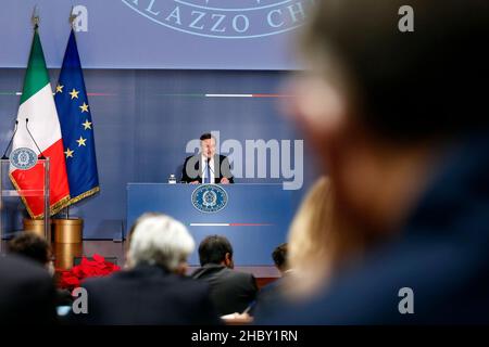 Rom, Italien. 22nd Dez 2021. Der italienische Premier Mario Draghi nimmt an der Abschlusspressekonferenz im Auditorium Antonianum Teil, wo er mit Journalisten und der parlamentarischen Presse zusammentraf. Rome (Italien), Dezember 22nd 2021Photo Samantha Zucchi Insidefoto Credit: Insidefoto srl/Alamy Live News Stockfoto