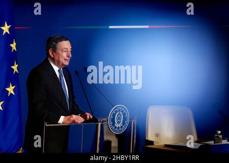 Rom, Italien. 22nd Dez 2021. Der italienische Premier Mario Draghi nimmt an der Abschlusspressekonferenz im Auditorium Antonianum Teil, wo er mit Journalisten und der parlamentarischen Presse zusammentraf. Rome (Italien), Dezember 22nd 2021Photo Samantha Zucchi Insidefoto Credit: Insidefoto srl/Alamy Live News Stockfoto