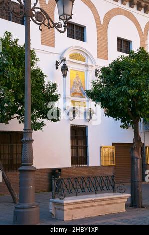 Andachtsaltar des Konvents der Inkarnation von Sevilla auf der Plaza de la Virgen de los Reyes. Stockfoto