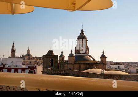 Renaissance-Kuppel der Verkündigungskirche von Las Setas in Sevilla, Spanien. Stockfoto
