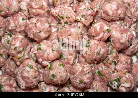Rohe Schweinefleischbällchen, Makroschuss-Textur. Stockfoto