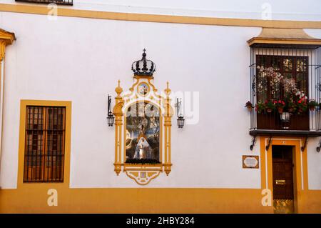 Sevilla, Spanien ein religiöser Fliesenmosaik-Altar auf der Capilla del Museo oder dem Museum der Schönen Künste. Stockfoto