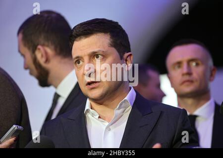 HUTA, UKRAINE - 21. DEZEMBER 2021 - der Präsident der Ukraine, Wolodymyr Zelenskyy, spricht am Rande der Botschafterkonferenz der Ukraine vor der Presse Stockfoto