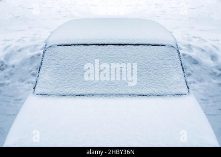 Gefrorenes Auto auf der Straße im Winter Stockfoto
