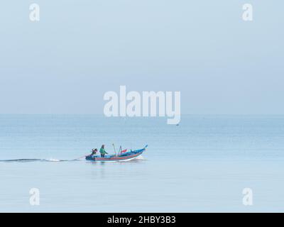 Fischerboot auf See vor der Küste der Provinz Surat Thani in Thailand. Stockfoto