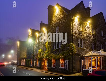 The Royal Oak Hotel, Holyhead Road, Betws-Y-Coed, Conwy, North Wales, Fotografiert an einem nebligen Nachmittag im Dezember 2021. Stockfoto