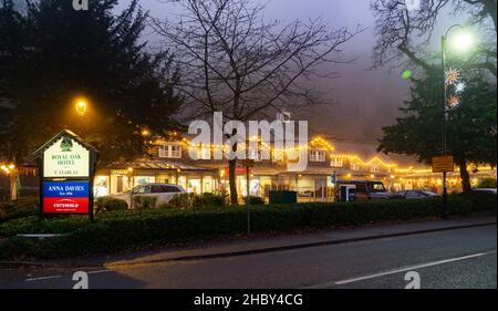 The Costwold Outdoor Shop, Holyhead Road, Betws-Y-Coed, Conwy, North Wales an einem nebligen Dezembernachmittag 2021. Stockfoto