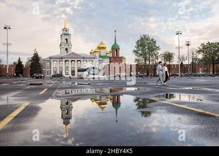 Tula, Russland - 2021. Mai: Der Hauptplatz Lenins. Der Tula-Kreml spiegelt sich nach einem Frühlingsregen in Pfützen wider Stockfoto