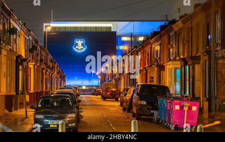 Goodison Park, von der Neston St aus gesehen, Walton, Liverpool 4. Die Heimat des Everton Football Club seit 1892. Aufnahme im Dezember 2021. Stockfoto