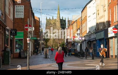 Church Street in der Marktstadt Ormskirk in West Lancashire, im Dezember 2021. Stockfoto