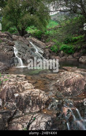 Stickle Ghyll Cumbria, Blick auf das Bergwasser, das durch den Stickle Ghyll, eine malerische Schlucht in den Langdale Fells, Cumbria, England, führt Stockfoto