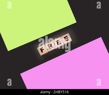 Das Wort frei auf Holzblöcken auf schwarzem Hintergrund. Geschäftskonzept Stockfoto