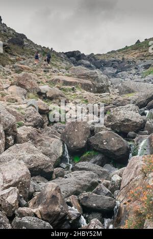 Stickle Ghyll, Ansicht eines jungen Paares beim Aufstieg von Stickle Ghyll, einem anspruchsvollen Trail, der bis zu den Langdale Pikes, Lake District, Cumbria, Großbritannien, führt Stockfoto