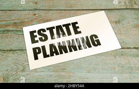 Worte der Immobilienplanung auf der Karte auf dem Holztisch. Geschäftskonzept Stockfoto