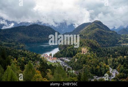 see in den Bergen, Blick vom Balkon auf Schloss Neuschwanstein, Alpsee im Hintergrund Stockfoto