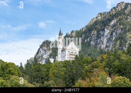 Dach eines Hauses mit Sonnenkollektoren oder Photovoltaikanlage, Sonnenkraftwerk Stockfoto