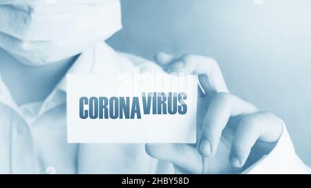 Krankenversicherungskarte mit Coronavirus, die darauf geschrieben ist. CoVid-19 Pandemiewarnquarantänekonzept Stockfoto