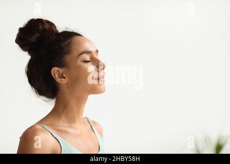 Nahaufnahme Porträt Einer Friedlich Lächelnden Jungen Frau, Die Mit Geschlossenen Augen Steht Stockfoto