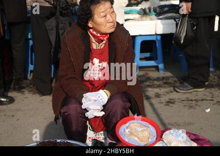 SEOUL, KOREA, SÜD - 03. Januar 2012: Eine ältere Frau auf einem Straßenmarkt in Jecheon-si, Provinz Chungcheong, Südkorea Stockfoto