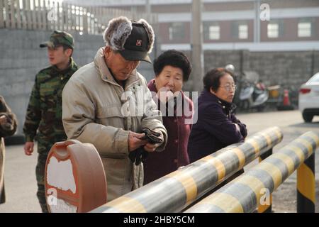 SEOUL, KOREA, SÜD - 03. Januar 2012: Ältere Menschen auf einem Straßenmarkt in Jecheon-si, Provinz Chungcheong, Südkorea Stockfoto