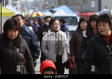 SEOUL, KOREA, SÜD - 03. Januar 2012: Die Menschen auf einem Straßenmarkt in Jecheon-si, Provinz Chungcheong, Südkorea Stockfoto