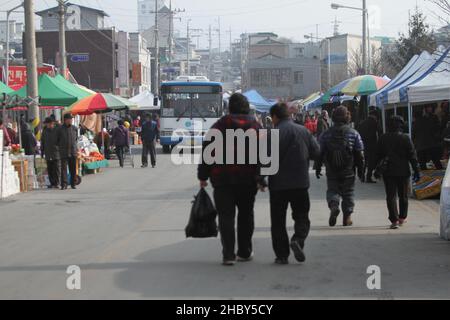 SEOUL, KOREA, SÜD - 03. Januar 2012: Ein Straßenmarkt in Jecheon-si, Provinz Chungcheong, Südkorea Stockfoto