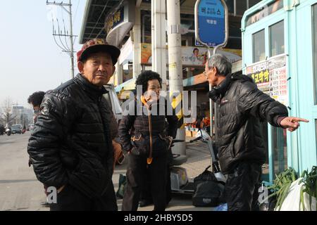 SEOUL, KOREA, SÜD - 03. Januar 2012: Ältere Menschen auf einem Straßenmarkt in Jecheon-si, Provinz Chungcheong, Südkorea Stockfoto