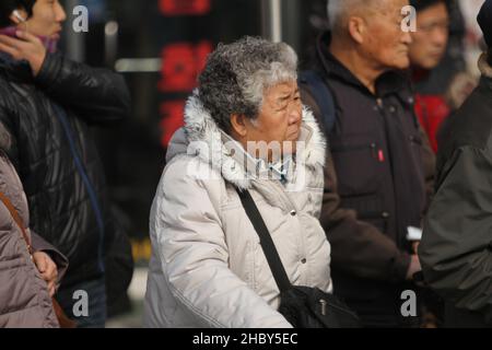 SEOUL, KOREA, SÜD - 03. Januar 2012: Eine ältere Frau auf einem Straßenmarkt in Jecheon-si, Provinz Chungcheong, Südkorea Stockfoto