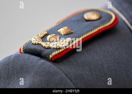 Schulterbrett, Rang-Abzeichen von Generalmajor Carsten Breuer (Leiter des Corona-Krisenstabs im Bundeskanzleramt), Nahaufnahme, Bundeswehr, Rang. Presseerklärung der Bayerischen Staatsregierung zu Corona am 22nd. Dezember 2021 in der Orangerie der Staatskanzlei in München. Stockfoto