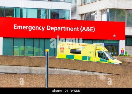 St Thomas Krankenhaus Notaufnahme a & e Schilder und london Ambulance, london, großbritannien Stockfoto