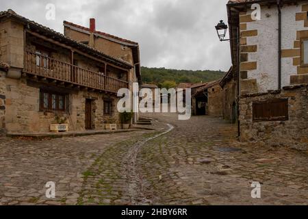 Die Villa de Loma Somera ist eine Stadt in der Gemeinde Valderredible Stockfoto