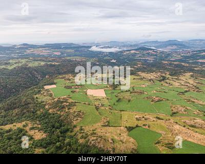 Luftaufnahme auf die Landschaft in der Nähe von Olloix, kleines französisches Dorf, Puy-de-Dome, Auvergne-rhone-alpes Stockfoto