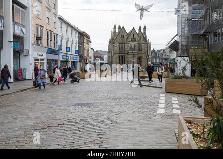 Truro, Großbritannien,22nd. Dezember 2021,die Leute durchstöberten die festlichen Stände am Markttag in Truro, Cornwall, da das Wetter bewölkt, aber mild für die Jahreszeit bei 9 C mit einer leichten Brise war.Quelle: Keith Larby/Alamy Live News Stockfoto