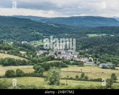 Blick auf das alte Dorf Saint Nectaire in der Auvergne, berühmt für seinen Kuhkäse Stockfoto