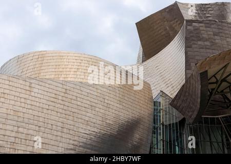 Detail der Fassade eines Museums für moderne Titankunst in der spanischen Stadt bilbao Stockfoto