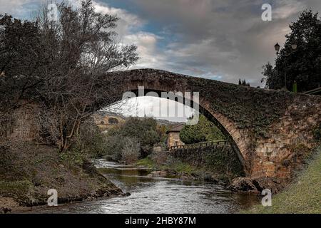 Große Brücke von Lierganes über den Fluss Miera Stockfoto