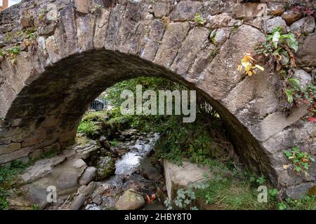 Römische Brücke über den Fluss Nevandi in Kantabrien. Stockfoto