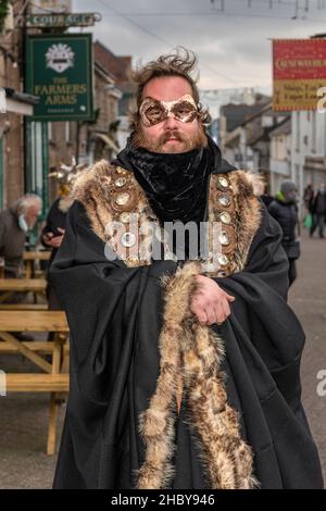 Ein maskierter Teilnehmer an der Montol Festival Parade; in Penzance in Cornwall. Stockfoto