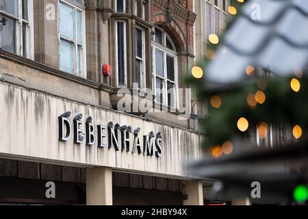 Debenhams schloss das Kaufhaus im Stadtzentrum und wurde verlassen. Geschäfte in der Hauptstraße schließen zu Weihnachten. Stockfoto