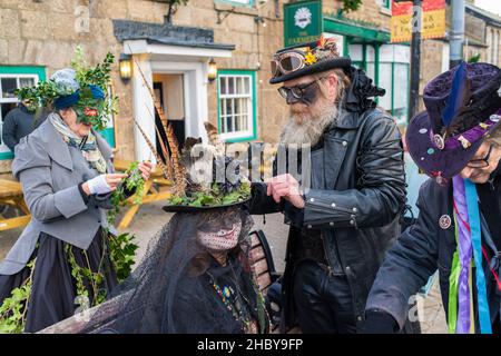 Menschen, die sich auf die Teilnahme am Montol Festival in Penzance in Cornwall vorbereiten. Das Festival ist eine Wiederbelebung oder Neuinterpretation vieler Traditionen Stockfoto