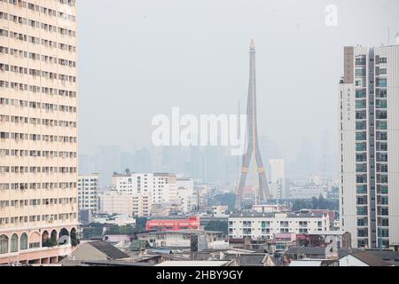 Bangkok, Thailand. 22nd Dez 2021. Der Luftqualitätsindex von Bangkok liegt auf einem Niveau, das sich auf die Gesundheit auswirkt, was zu einer verringerten Sichtbarkeit aufgrund von PM 2,5-Rauchstaub führt, der durch unvollständige Verbrennung durch menschliche Aktivitäten verursacht wird. Bangkok wird dieses Problem jedes Jahr im Winter aufgrund der Temperaturinversion hart bewältigen. (Foto: Adirach Toumlamoon/Pacific Press) Quelle: Pacific Press Media Production Corp./Alamy Live News Stockfoto