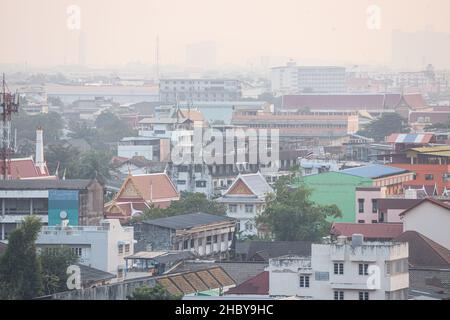 Bangkok, Thailand. 22nd Dez 2021. Der Luftqualitätsindex von Bangkok liegt auf einem Niveau, das sich auf die Gesundheit auswirkt, was zu einer verringerten Sichtbarkeit aufgrund von PM 2,5-Rauchstaub führt, der durch unvollständige Verbrennung durch menschliche Aktivitäten verursacht wird. Bangkok wird dieses Problem jedes Jahr im Winter aufgrund der Temperaturinversion hart bewältigen. (Foto: Adirach Toumlamoon/Pacific Press) Quelle: Pacific Press Media Production Corp./Alamy Live News Stockfoto