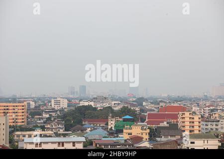 Bangkok, Thailand. 22nd Dez 2021. Der Luftqualitätsindex von Bangkok liegt auf einem Niveau, das sich auf die Gesundheit auswirkt, was zu einer verringerten Sichtbarkeit aufgrund von PM 2,5-Rauchstaub führt, der durch unvollständige Verbrennung durch menschliche Aktivitäten verursacht wird. Bangkok wird dieses Problem jedes Jahr im Winter aufgrund der Temperaturinversion hart bewältigen. (Foto: Adirach Toumlamoon/Pacific Press) Quelle: Pacific Press Media Production Corp./Alamy Live News Stockfoto