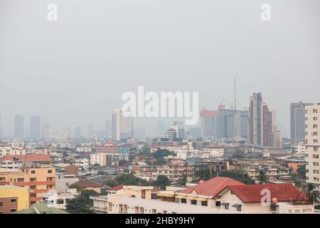 Bangkok, Thailand. 22nd Dez 2021. Der Luftqualitätsindex von Bangkok liegt auf einem Niveau, das sich auf die Gesundheit auswirkt, was zu einer verringerten Sichtbarkeit aufgrund von PM 2,5-Rauchstaub führt, der durch unvollständige Verbrennung durch menschliche Aktivitäten verursacht wird. Bangkok wird dieses Problem jedes Jahr im Winter aufgrund der Temperaturinversion hart bewältigen. (Foto: Adirach Toumlamoon/Pacific Press) Quelle: Pacific Press Media Production Corp./Alamy Live News Stockfoto