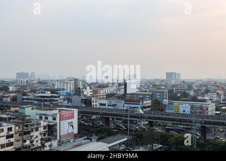 Bangkok, Thailand. 22nd Dez 2021. Der Luftqualitätsindex von Bangkok liegt auf einem Niveau, das sich auf die Gesundheit auswirkt, was zu einer verringerten Sichtbarkeit aufgrund von PM 2,5-Rauchstaub führt, der durch unvollständige Verbrennung durch menschliche Aktivitäten verursacht wird. Bangkok wird dieses Problem jedes Jahr im Winter aufgrund der Temperaturinversion hart bewältigen. (Foto: Adirach Toumlamoon/Pacific Press) Quelle: Pacific Press Media Production Corp./Alamy Live News Stockfoto