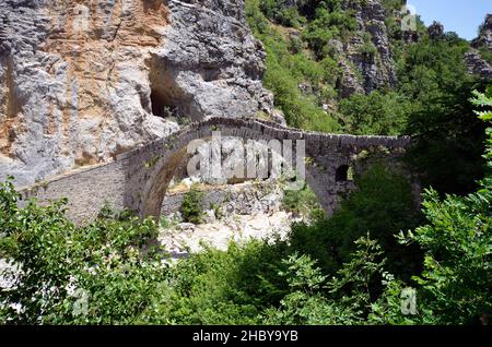 Griechenland, Epirus, historische Noutsos-Brücke alias Kokoris-Brücke über den Fluss Voidomatis im Zagori alias Zagorohoria-Viertel Stockfoto
