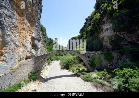 Griechenland, Epirus, historische Noutsos-Brücke alias Kokoris-Brücke über den Fluss Voidomatis im Zagori alias Zagorohoria-Viertel Stockfoto