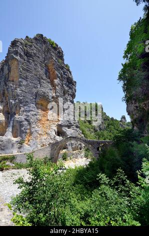 Griechenland, Epirus, historische Noutsos-Brücke alias Kokoris-Brücke über den Fluss Voidomatis im Zagori alias Zagorohoria-Viertel Stockfoto