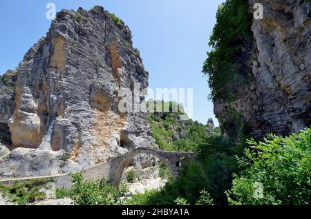 Griechenland, Epirus, historische Noutsos-Brücke alias Kokoris-Brücke über den Fluss Voidomatis im Zagori alias Zagorohoria-Viertel Stockfoto